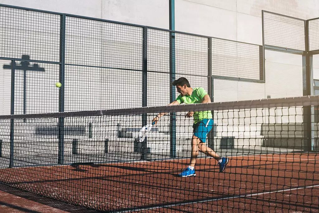 Ropa y calzados deportivos para hombres: lo último para practicar Paddle